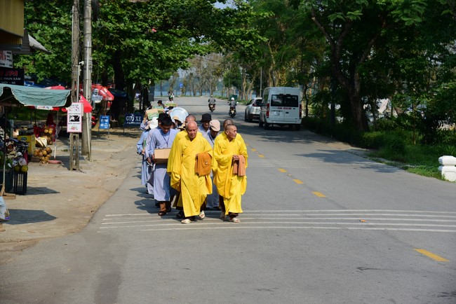 Tham quan và cúng dường chùa Linh Mụ, Huế